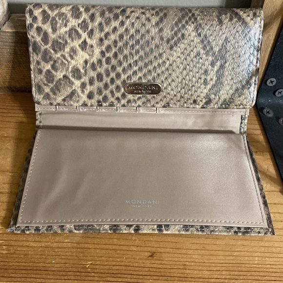 Mondani New York brown and tan snakeskin print trifold wallet - Picture 2 of 7